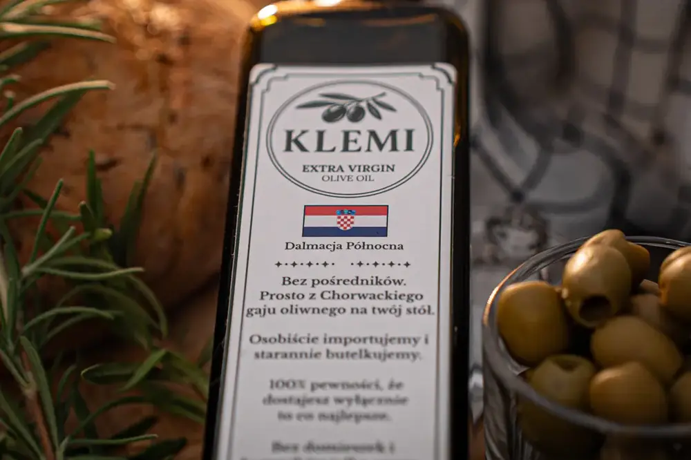 Zbliżenie etykiety oliwy KLEMI Extra Virgin z Dalmacji Północnej